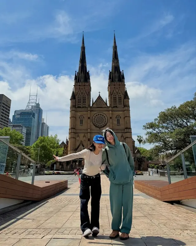 「TWICE」ジヒョ、家族旅行中にも破格のシースルールック… くらくらするグラマーは違うね