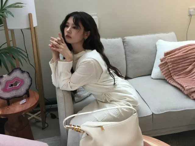 Khuôn mặt của Somin nhỏ hơn cả bàn tay cô ấy... Cô ấy có phong thái của một "ngôi sao sắc đẹp ngoài đời thực"