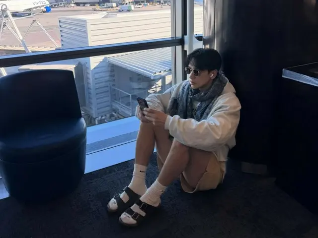 Rain khoe phong cách thời trang tinh nghịch (!) của mình tại New York... "Quần của cậu ngắn quá phải không?"