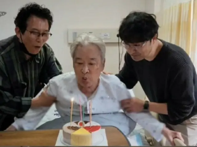 Chương trình tưởng niệm cố nghệ sĩ Lee Seung-jae... "Tôi rất tiếc vì không thể cùng mọi người tham gia chuyến đi này", Lee So-jin vừa nói vừa khóc nức nở trong lúc tường thuật