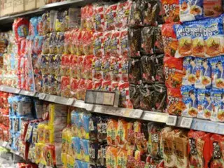 Nongshim và Samyang Foods, hai nhà sản xuất mì ăn liền lớn của Hàn Quốc, đang cạnh tranh quyết liệt trên thị trường nước ngoài