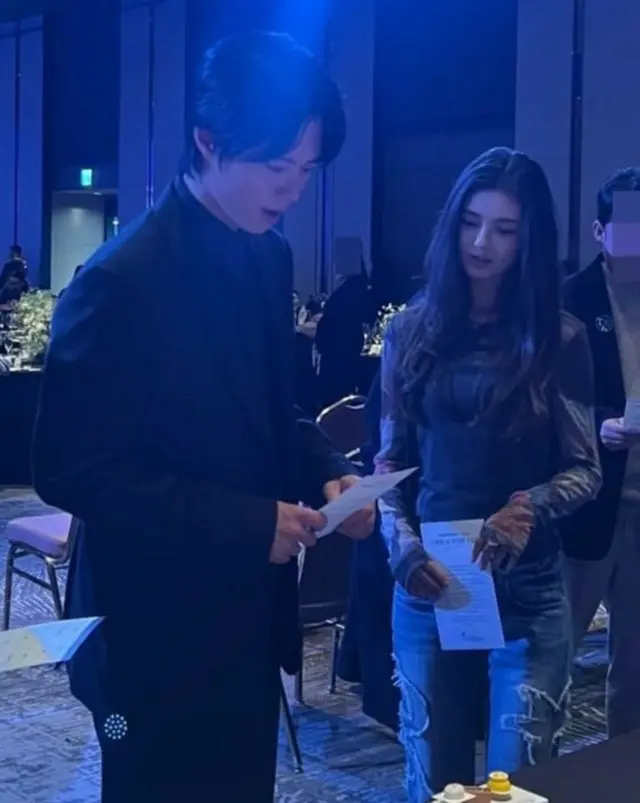 「NewJeans」ダニエル、パク・ボゴム＆ショーンとチャリティーディナーに同行