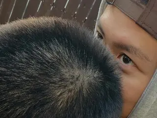 Gong Myung ủng hộ em trai DOYOUNG (NCT) nhập ngũ... hôn lên mái tóc cạo trọc của em, "Đừng để bị thương, hãy khỏe mạnh nhé"