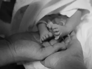 Lee Min Woo của nhóm SHINHWA, người vừa lên chức bố, xúc động trước đôi bàn chân bé nhỏ của con gái... "Một phép màu nhỏ bé"