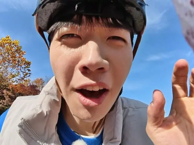 Nam diễn viên Kang Hoon của chương trình "Running Man" tái ngộ Kim Jong Kook sau một năm... Nụ cười đặc trưng của anh biến mất.