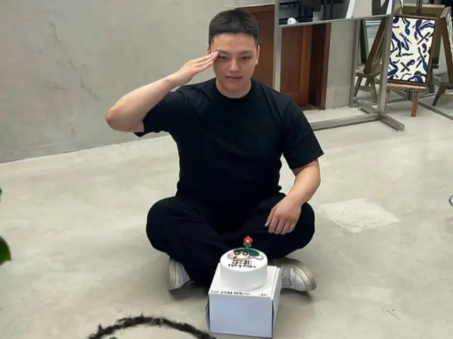 Nam diễn viên Yeo Jin Goo nhập ngũ vào KATUSA ngày 15... gửi gắm thông điệp yêu thương bằng mái tóc sau khi cạo trọc đầu.