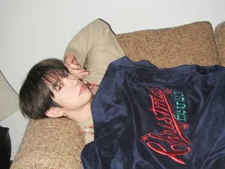 Jinyoung của GOT7 thể hiện sự quan tâm đặc biệt đến "Cơn sốt Giáng sinh" của Carol... Một món quà Giáng sinh dành cho người hâm mộ.