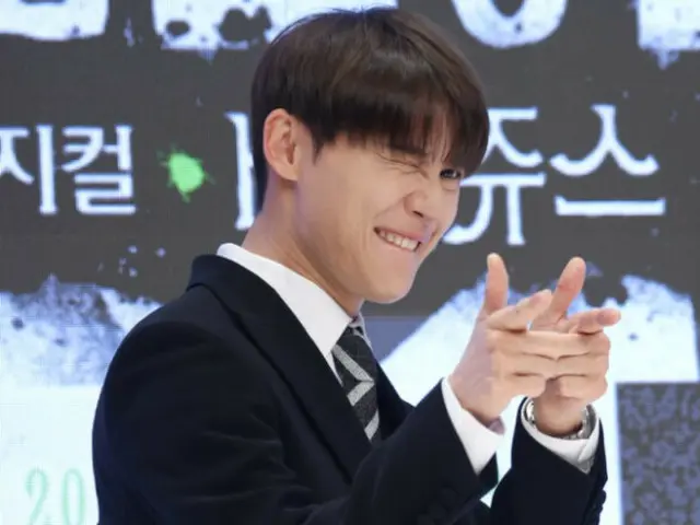 Jun Su (Xia) đóng vai chính trong vở nhạc kịch "Beetlejuice" ra mắt hôm nay (16)... Sân khấu hoành tráng và hài hước được nâng tầm.