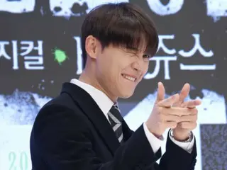 Jun Su (Xia) đóng vai chính trong vở nhạc kịch "Beetlejuice" ra mắt hôm nay (16)... Sân khấu hoành tráng và hài hước được nâng tầm.