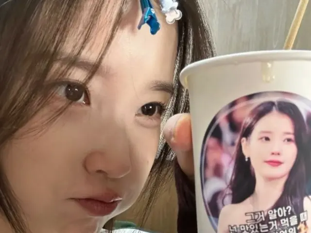 IU vô cùng hào hứng với món quà từ Kang HanNa... "Người bạn dễ thương danh dự của Công chúa Lúm đồng tiền"