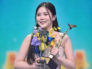 Hyojung của nhóm OH MY GIRL giành giải "DJ của năm" tại lễ trao giải KBS Entertainment Awards.