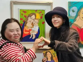 Nữ diễn viên Han Jimin đến thăm triển lãm của Jung Eun-hye... Tình bạn bền chặt