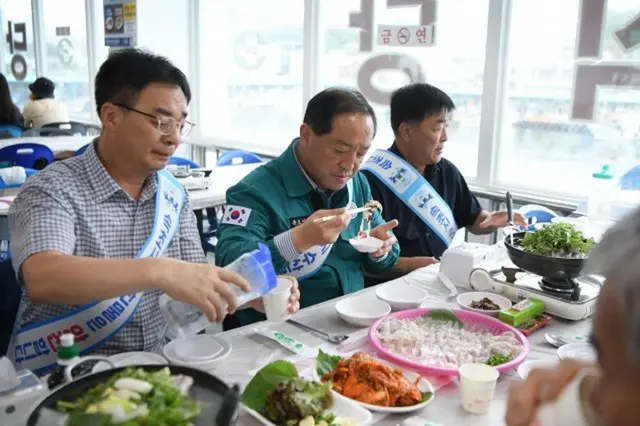 刺し身を食べる束草市長…「束草の水産物は安心して食べられる贈り物」＝韓国
