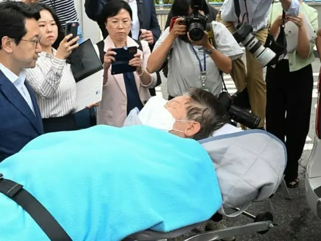 病院に移送される李在明、共に民主党代表