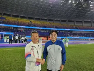 Lãnh đạo đội tuyển quốc gia Hàn Quốc động viên huấn luyện viên đội tuyển bóng đá quốc gia