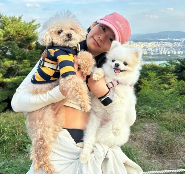 「KARA」ハン・スンヨン、登山認証ショット…子犬たちよりかわいらしい