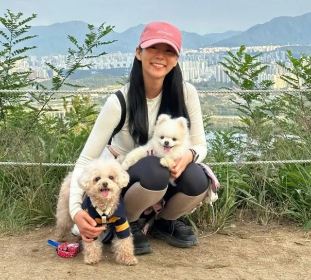 「KARA」ハン・スンヨン、登山認証ショット…子犬たちよりかわいらしい2