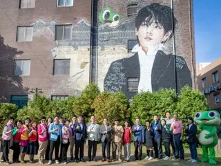 Bức tranh tường về BTS V xuất hiện ở Haenggung-dong ở Suwon, Hàn Quốc