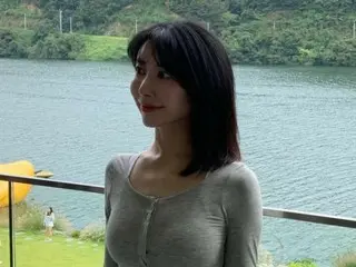 Bà xã Ayane của ca sĩ Lee Ji Hoon trông thật gợi cảm khi để lộ rốn trong chuyến du lịch cùng gia đình