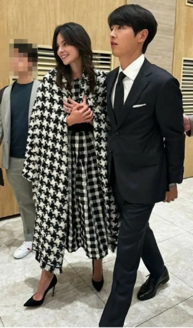 俳優ソン・ジュンギが妻ケイティ・ルイーズ・サンダースさんと共に妹の結婚式に登場した。