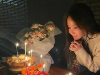 Nữ diễn viên Kim Ah Jung, người đẹp châu Á tổ chức sinh nhật... ``Cảm ơn mọi người'' vì chiếc bánh và bó hoa tuyệt vời