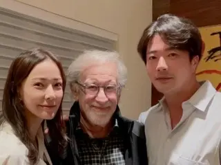 Bức ảnh của Kwon Sang Woo & Sohn Tae Young chụp cùng đạo diễn Spielberg đã được tung ra!
