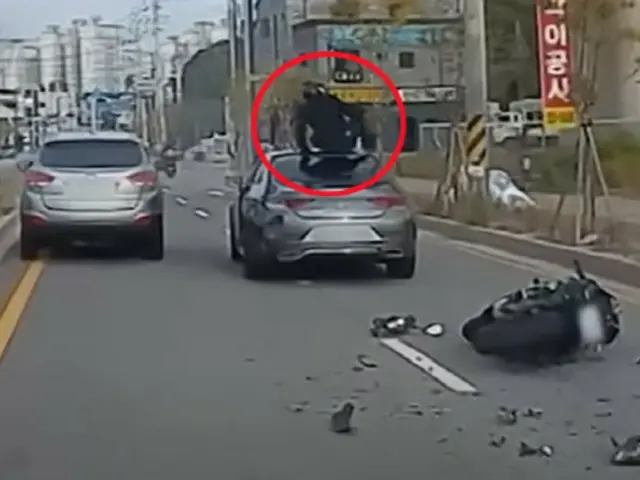 「一番安全な場所」…車の屋根の上にバイク運転手が落下＝韓国