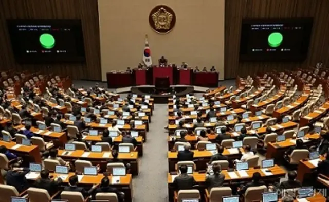 9日午後、ソウル市汝矣島の国会で本会議が開かれた中、黄色い封筒法が野党単独で可決される様子