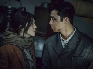 Park Seo Jun, Han So Hee và Wi HaJun tung ảnh tĩnh của các nhân vật trong phim "Sinh vật Kyungseong" của Netflix...Miêu tả một mùa xuân đầy sóng gió