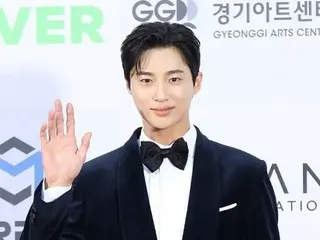 [Ảnh] Byeon WooSeok, Han Hyo Ju và những người khác xuất hiện trên thảm đỏ "Liên hoan phim Daejong lần thứ 59"