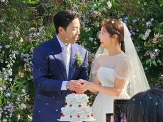 "Người kết hôn đầu tiên trong nhóm" "Girl's Day" Seo Jin và nam diễn viên Lee Dong Hwa tổ chức đám cưới ngoài trời đẹp như phim... Yura và Mina cũng ăn mừng