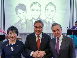 Ngoại trưởng Hàn Quốc: ``Trung Quốc, Nhật Bản và Hàn Quốc đều ở trên cùng một con thuyền''... ``Busan là thành phố trung tâm của Đông Bắc Á, kết nối ba nước.''