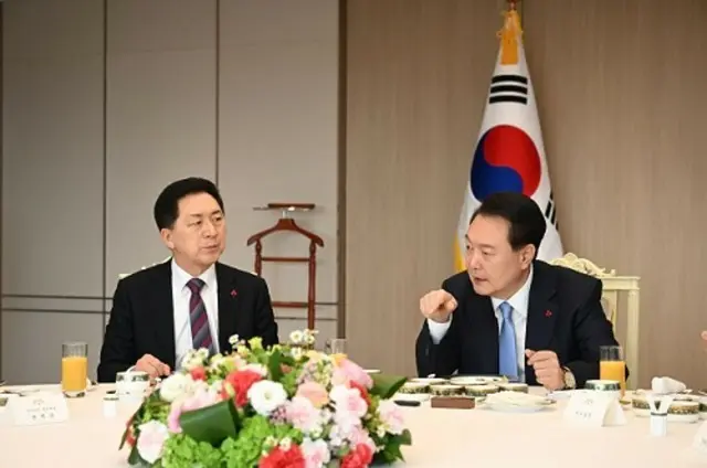 尹錫悦大統領（右）とキム•ギヒョン国民の力代表（左）が5日、大統領室での昼食会で対話をしている