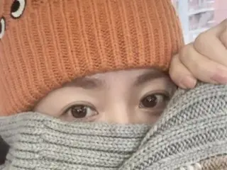 Nữ diễn viên Han Ji Min diện trang phục ấm áp với mũ đan và khăn quàng cổ...Cô để lộ vóc dáng đáng yêu