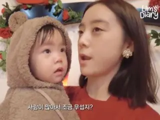 Hyerim (cựu Wonder Girls) lo lắng cho cậu con trai đã khóc khi nhìn thấy cậu mặc trang phục ông già Noel: "Đừng đến gần quá".