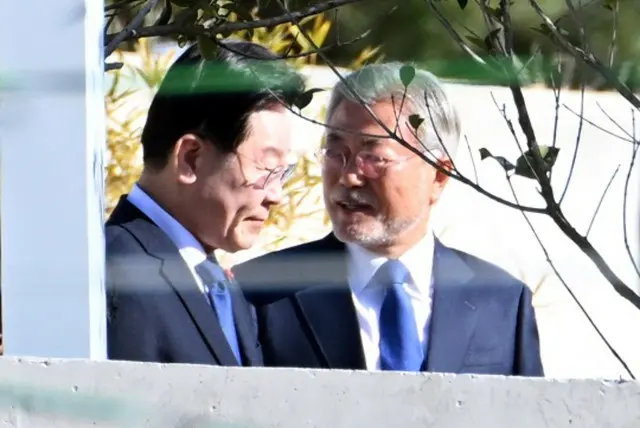 文前大統領、野党最高委員たちに「李在明代表の全快に集中してほしい」＝韓国