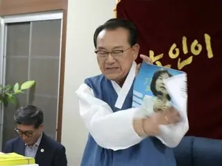 Chủ tịch Hiệp hội Người cao tuổi Hàn Quốc phẫn nộ trước quyết định bãi bỏ việc đi xe miễn phí cho người già của cựu đại diện đảng cầm quyền.