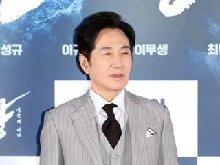 Liệu thỏa thuận của nam diễn viên Baek YoonSik về “mối tình công khai cách nhau 30 năm và xuất bản sách hở hang” có phải là giả mạo? Bạn gái cũ ra tòa vì tội vu khống