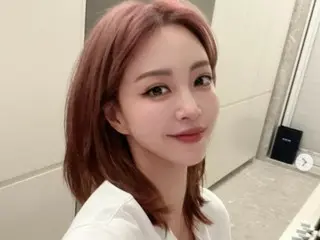 Nữ diễn viên Han Ye Seul tiết lộ trạng thái mới nhất của mái tóc hồng đáng yêu