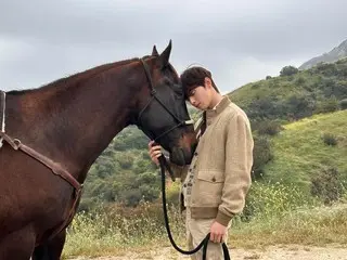 ``ASTRO'' Cha Eun Woo trông giống như một hoàng tử ... Kiểu cưỡi ngựa của anh ấy cũng rất đẹp