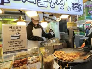 Liệu chúng ta có thoát khỏi được hình ảnh tiêu cực về “sự lừa đảo”? Các sáng kiến tại một gian hàng trên đường phố ở Myeong-dong, một địa điểm nổi tiếng ở Hàn Quốc