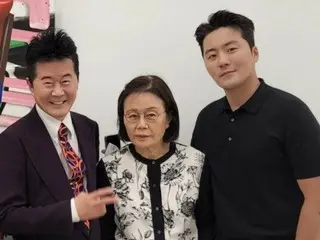 Ca sĩ Tae Jin Ah tung bộ ảnh gia đình trọn vẹn cùng cậu con trai Eru được vây quanh bởi người vợ mắc chứng mất trí nhớ... "Luôn chỉ bước đi trên con đường hoa"