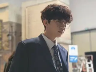 "Ca sĩ quốc dân" Lim Young Woong kết hợp hoàn hảo bộ vest với tóc uốn xoăn và đeo kính... Visual retro làm tan chảy trái tim