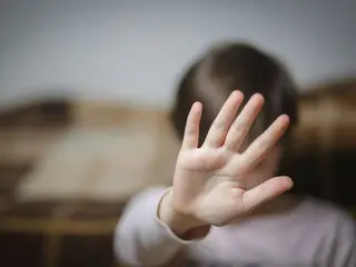 Nam sinh trung học cơ sở nhìn trộm nhau trong phòng tắm... Bản án công nhận ``bạo lực tình dục/bạo lực học đường'' = Hàn Quốc
