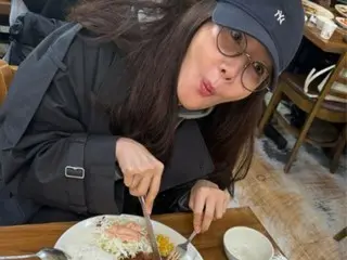 Nữ diễn viên Choi Ji Woo chữa bệnh chỉ bằng miếng thịt lợn cốt lết...Vẻ đẹp không thể che giấu dù đội mũ và đeo kính
