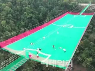 Sân chơi hình lưới xuất hiện ở độ cao 200 mét trên bầu trời ở Trung Quốc... An toàn trở thành chủ đề tranh luận