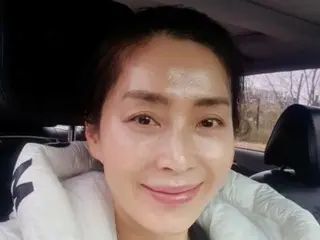 Nữ diễn viên Song Yun Ah chụp ảnh selfie trông không được đẹp mắt... Nữ diễn viên Kim Hee Sun bình luận: "Bà này tịch thu điện thoại của tôi rồi".