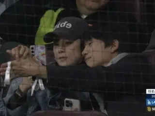 Cặp đôi Jisung và Lee Bo Young bị bắt gặp hẹn hò khi xem trận khai mạc MLB... Không khí "yêu đương" của họ được ghi lại trên camera trực tiếp
