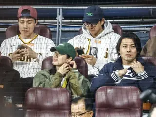 Ông bà Hyun Bin, ông bà Gong Yoo & Lee Dong Wook, ông bà Song Jong Ki cũng đi “hẹn hò sân bóng chày”… “Xem MLB”