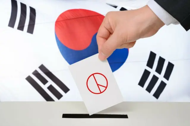 韓国総選挙、期日前投票所で「不法カメラ」発見…ユーチューバーが複数設置か